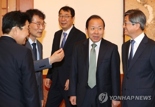 문재인 대통령님과 5부 인사 오찬.jpg | 인스티즈