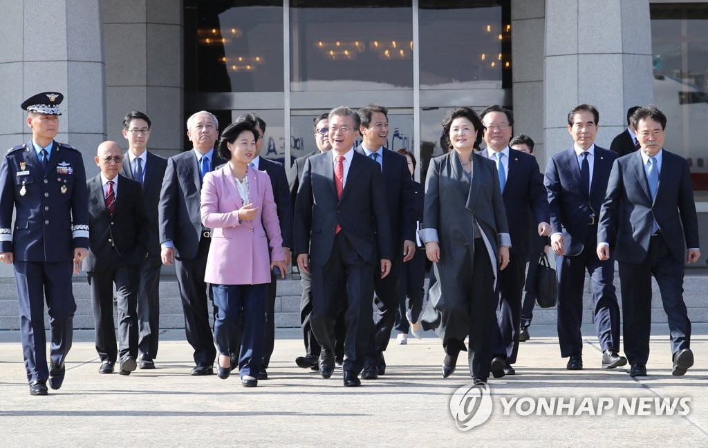인도네시아로 출국한 문재인 대통령과 김정숙 여사 | 인스티즈