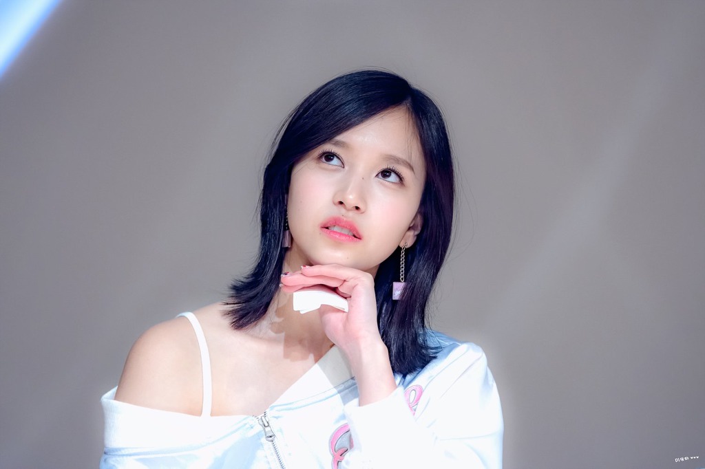 한쪽 어깨 노출한 묘이 미나 | 인스티즈