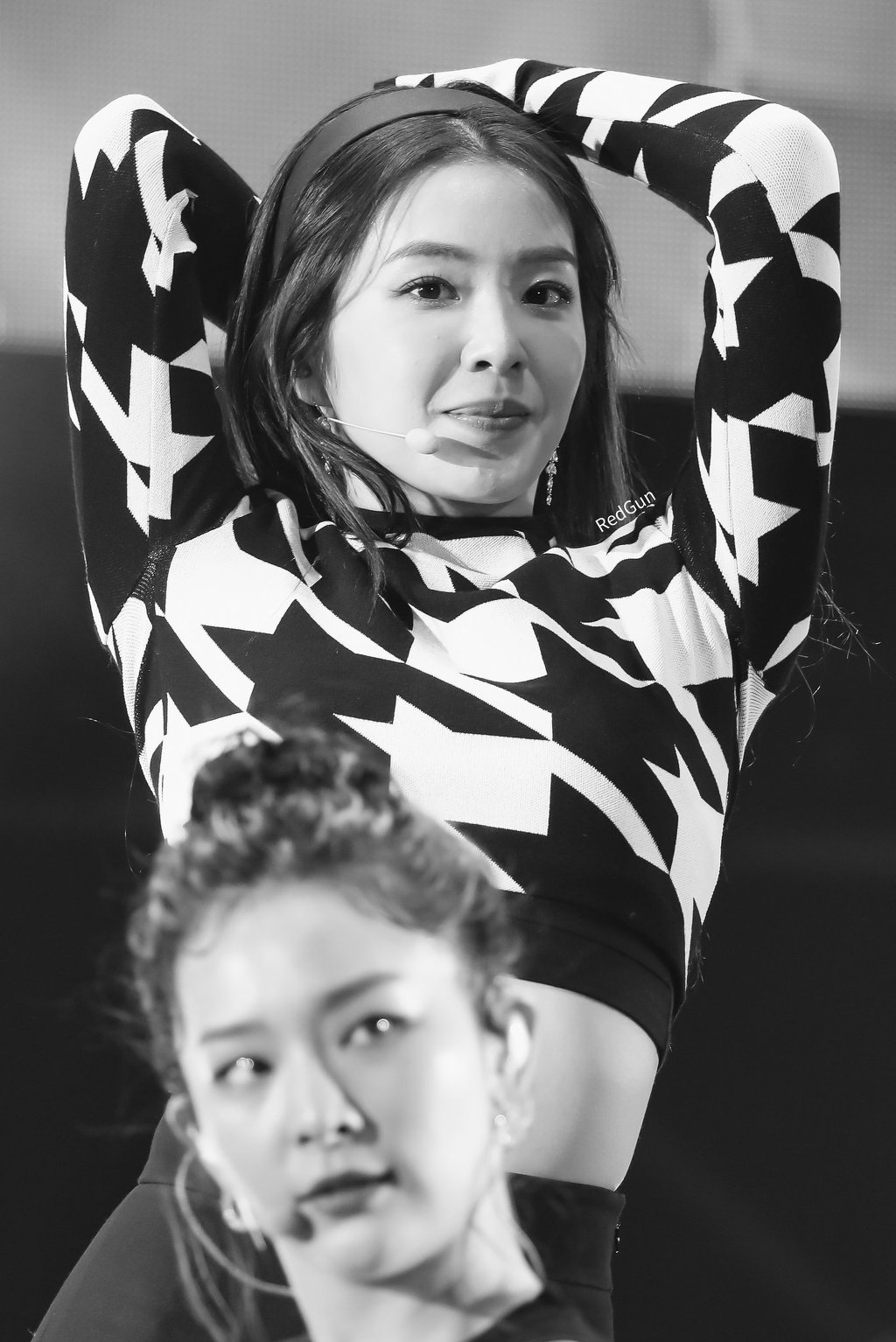 검정 머리띠한 아이린.jpgif | 인스티즈