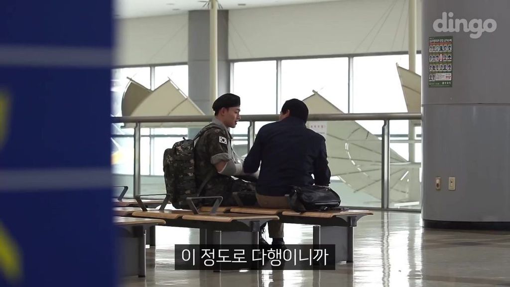 팔을 다친 군인이 신발 끈을 묶어달라고 부탁 한다면?...JPG | 인스티즈