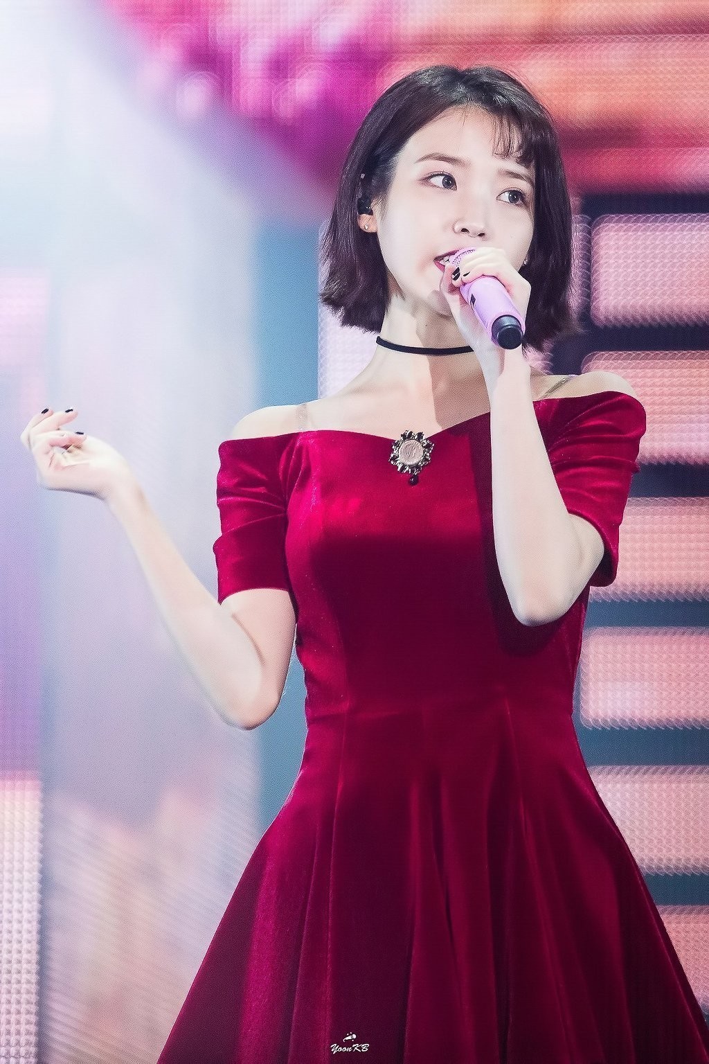 레드가 잘어울리는 아이유.jpgif | 인스티즈