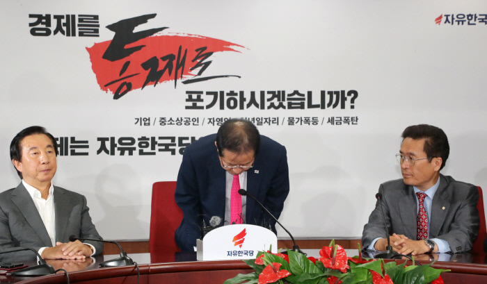 사퇴 인사하는 홍준표.jpg | 인스티즈