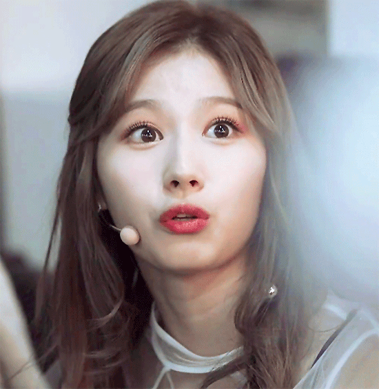 깜짝놀라는 트와이스 사나 | 인스티즈
