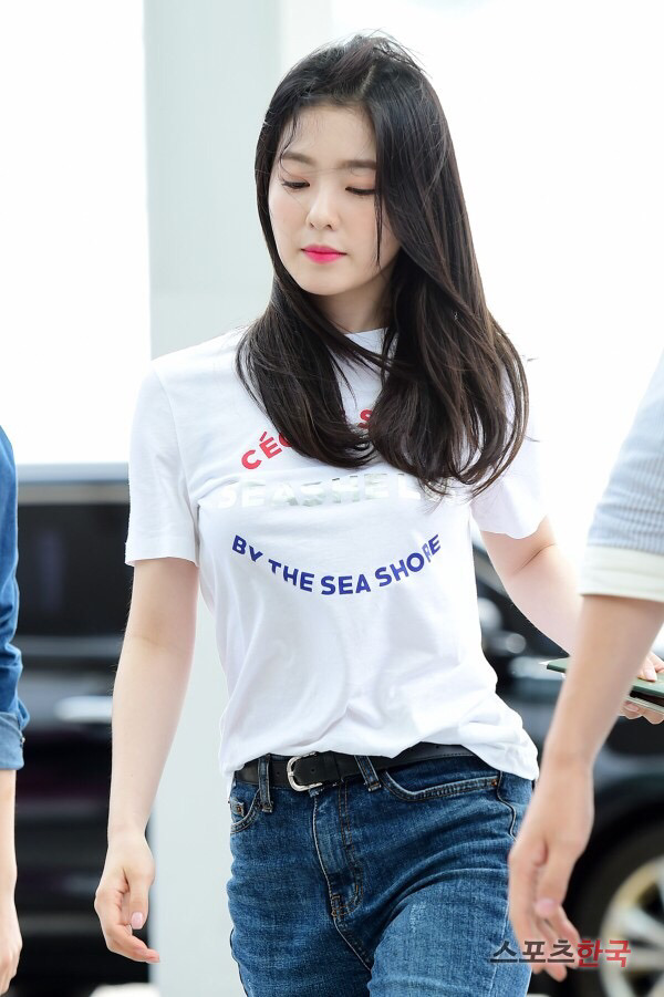 바람 부는 공항의 아이린.jpg | 인스티즈