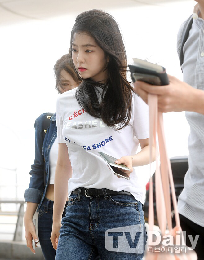 바람 부는 공항의 아이린.jpg | 인스티즈