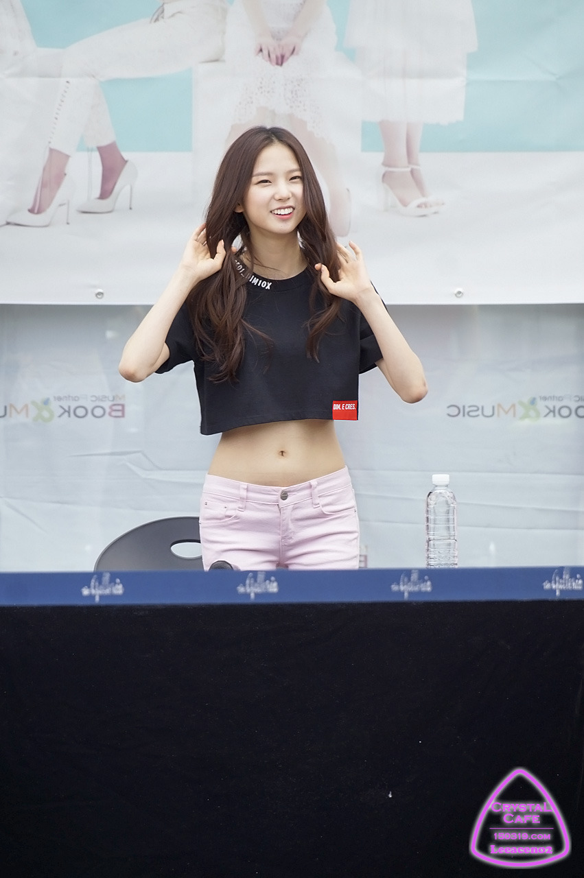 CLC 유진 크롭티에 드러난 허리라인 | 인스티즈