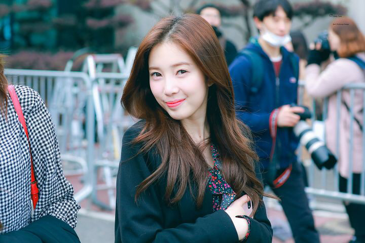 [에이프릴] 일 하다가 잠깐 쉬는 시간이 되서 채경이 | 인스티즈