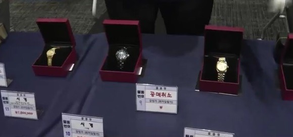 어제 열린 세금 안내서 압류된 명품들 경매하는 행사 | 인스티즈